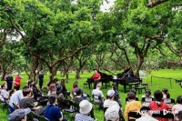 公园邂逅音乐会！梅林携手青年钢琴家，将音乐“搬进”大自然