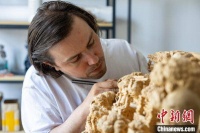 法国小伙恋上东阳木雕