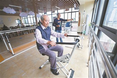 在浙江省杭州市富阳区湖源乡居家养老服务中心，老人们使用健身器材锻炼身体。新华社记者 徐昱摄
