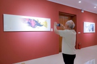 人与自然两相对望，梁明山水画的天人合一