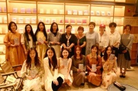 “光”系列推出首部作品《拿起笔，制造光》，聚焦女性艺术家与艺术之光的相遇