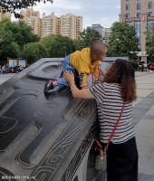 男子想接妈妈来家里照顾被拒，扇了妻子一巴掌：3天后他崩溃了