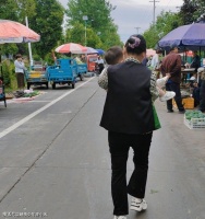 我月薪5万不给妈妈一分钱养老，舅舅打电话训斥：你弟媳有意见了