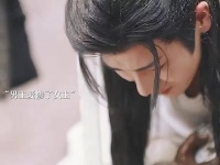 在古装大戏的波澜壮阔中，男主对女主的深情如痴如醉…