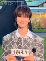 在LV SS25秀场恰好遇到@徐明浩_The8 灰色格纹外套造型帅得很恰好…