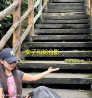 胆子真大！湖南一女子爬山偶遇毒蛇竟凑上前拍照：听说它值500万