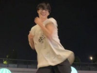 又是一首黎明的序曲，伴随着跃动的节奏，周末的钟声敲响…