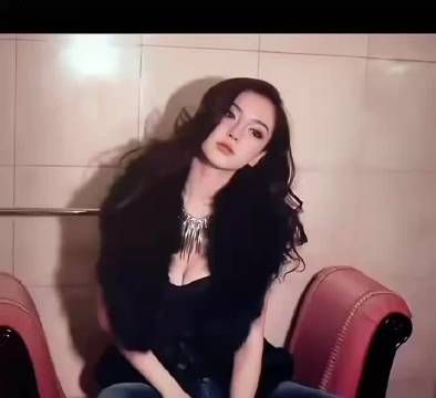 当目光触及 Angelababy 早期的模特旧照，仿佛打开了一扇通往过去的时光之门