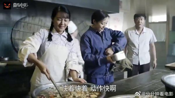 傻柱：傻柱饭堂打菜，碰仇人手抖得厉害，遇到美女菜能把碗盖住！