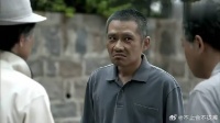 江德福被老欧带坏了，戴礼帽穿睡衣，没有老干部的样子
