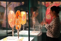 近九成展品为首次展出，清代宫廷织绣服饰色彩展亮相嘉德艺术中心