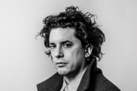 一本无法被归类的书，智利作家拉巴图特新作《理性的疯狂梦》深入科学与技术的黑暗之心