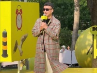 章子怡的儿子惊讶道：出门一趟，怎的多了一位五十多岁的兄长相伴！