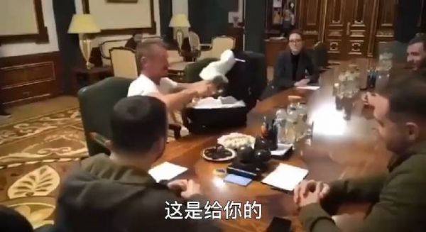 好莱坞影星西恩潘 拿出奥斯卡金像奖 给泽连斯基: 表示,论演技…