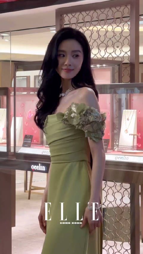 港媒镜头下的刘诗诗 Elie Saab 2024春夏高定上身，女演员许久不见公开活动