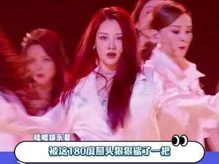 一个震撼人心的180度扭转动作,紧紧锁住了我的视线足足30秒!