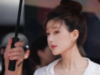 气质瞬间升华，犹如置身许我耀眼 许我耀眼路透 的璀璨世界中