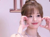 甜美风暴袭来！黄霄雲带来的活力五连拍，让人眼前一亮！