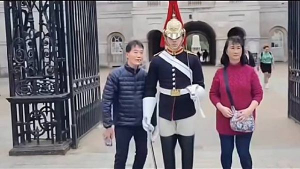 搞不懂这有什么值得合影的,出国突然变老实了…