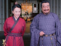 花花世界中的父母之爱，甜蜜得如同花瓣间的蜜糖