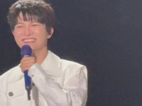 在谈话间歇，主持人无意间瞥见，人群中有人手持一幅深邃的抽象画作…