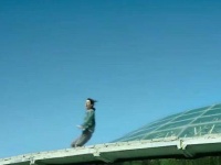 郝秀萍那一刻站在屋顶，生死边缘的挣扎，触动了每一颗心弦