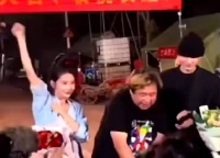 白敬亭章若楠新剧《难哄》杀青了，烤之前的路透就感觉大事很妙啊…