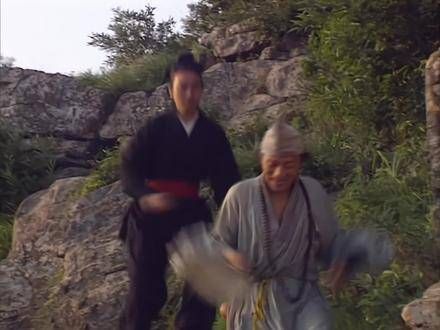 华云龙深夜突袭太师府邸,神医济公秘密为他疗伤