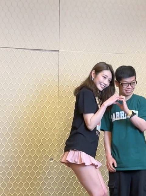 日本女星河北彩花和粉丝亲密互动,不得不说她的演技真的很好