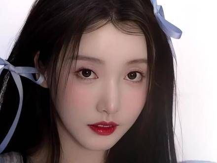 流光溢彩的六月,随着微风的呢喃,少女如诗如画,身着霓裳翩翩起舞…