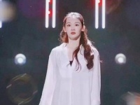 《浪姐》舞台如风暴席卷，全员身披白色西装…