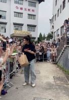 王星越辛苦路透，这套妆发怎么像是拍流浪汉
