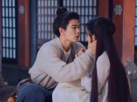 月色如谜，渡口边缘唤醒新生的相遇