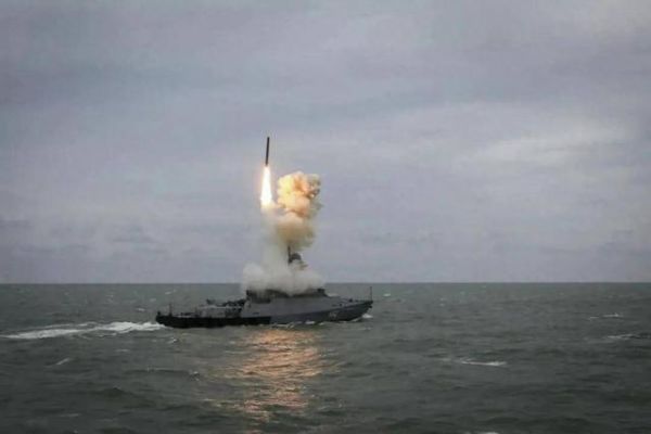 俄军在发射远程海基武器。(卫星社资料图)