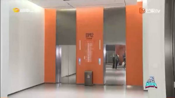 哈哈哈哈两个小猫探头,林一沈月怎么出电梯都这么有喜感啊!