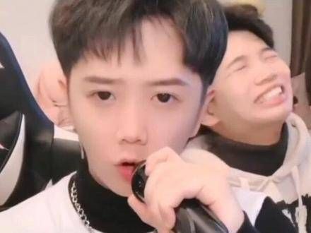 郭聪明的翻唱不仅融入了欧美曲风,还巧妙地运用了弹舌技巧,比原唱更胜一筹!