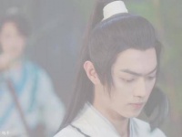 一位从哀伤中优雅挺立而出的勇者眼神魅力 优雅