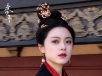 在赵今麦与张凌赫的炽热凝视中，两人的气场形成了一种均衡的较量