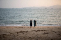 远离那些在你身上找优越感的人