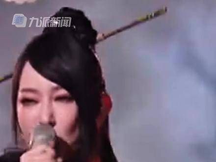 6月24日,面对网友期待她登上《歌手》的呼唤,萨顶顶淡然表示:一切随缘…