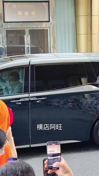 6.26日,龚俊踏入工作岗位,携的热潮,他的魅力席卷每一个粉丝的心