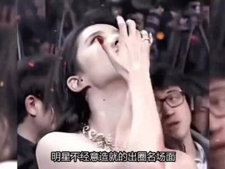 巨星无意间塑造的经典瞬间,那种贵族般的气质仿佛从画中走出…