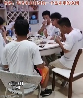 女生高考后带2桌同学回来吃饭，妈妈求助网友：哪个是未来女婿？
