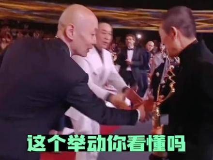 张艺谋与众人逐一握手,唯独对张颂文给予了温暖的拥抱,这微妙的举动…