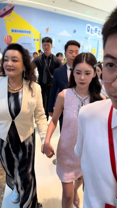 张兰和儿媳妇马筱梅牵手出席活动,俩人看起来都很有女强人气势