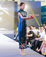 开眼了！天津举办第二届寿衣时装秀，网友看法不一，评论区炸锅