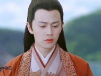 在《锦衣之下》的世界里，一双慧眼与一颗洞察的心灵相遇，堪称天作之合