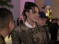 面对他人的指责，王鹤棣淡然回应：只是来散心，古装戏拍久了让人憋闷