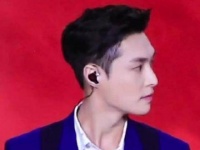 去年的风浪中，他被误指为假唱，次年他在人群中漫步以证实力，今年的表演…