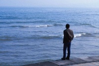 酒厂老板财产被一场洪水洗净：人到中年，谁不曾困于生活的洪流